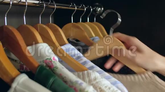 女人在衣柜里选择衣服视频的预览图