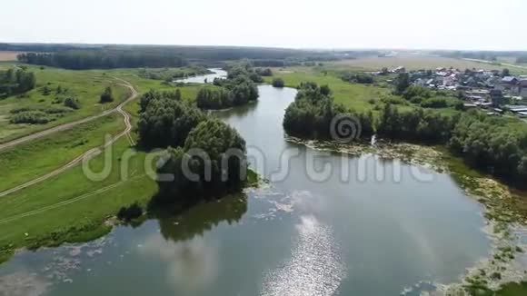 无人机飞越河流美丽的小岛河边的定居点视频的预览图