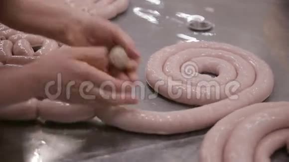 香肠的生产屠夫在自动肉类加工设备上制作肉类美味视频的预览图