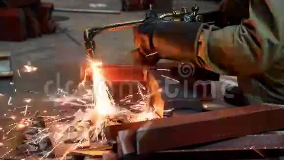 气割金属采用乙炔火炬视频的预览图