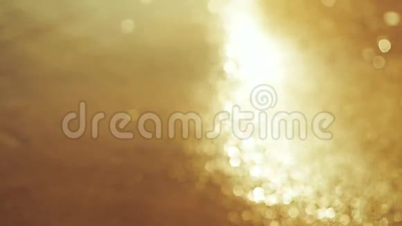 日落时分美丽模糊的金色海浪在缓慢的运动中视频的预览图