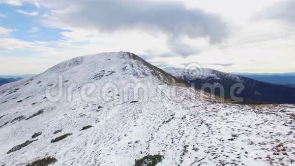 黑山山脉冬季空中景观视频的预览图