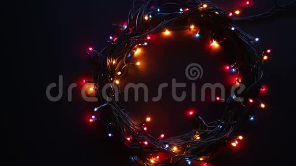 黑色圣诞灯花环运动视频的预览图