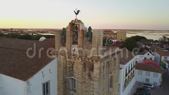法罗的鸟瞰与葡萄牙老城中间的历史大教堂视频的预览图