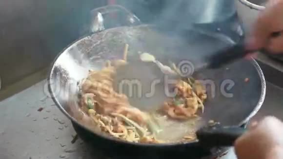 厨师烹饪大锅泰国炒米粉视频的预览图