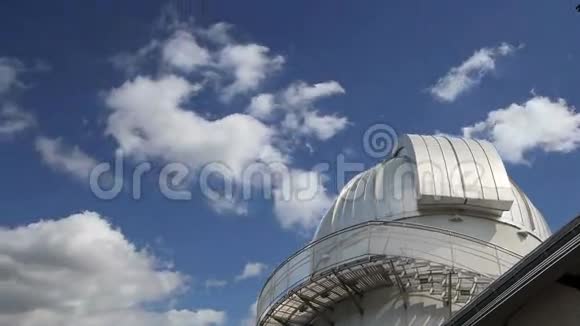 俄罗斯天空背景下的莫斯科天文馆视频的预览图