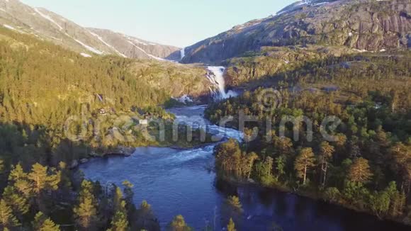 挪威胡萨伦谷快速壮观瀑布的空中景观夏日时光视频的预览图