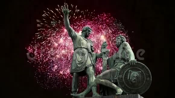 1818年米宁和波贾尔斯基纪念碑落成俄罗斯莫斯科红场燃放烟花爆竹视频的预览图