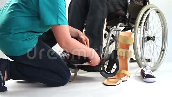 轮椅青年矫形设备视频的预览图