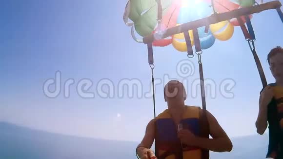 滑翔伞和滑翔伞的生活方式海洋人和男孩正乘降落伞飞越海洋极限运动视频的预览图