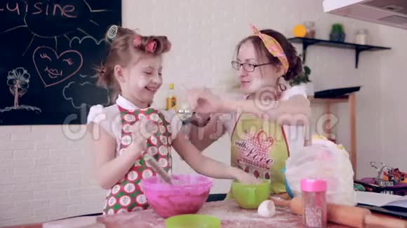 妈妈和女儿一起在厨房烤视频的预览图