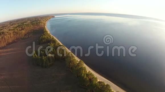 鸟瞰在海边的无人机上飞行视频的预览图