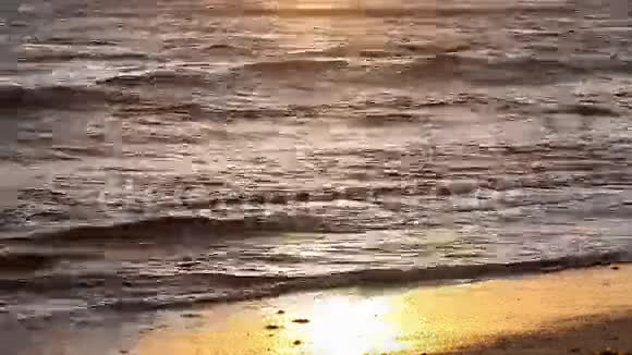 波浪上的金色日出海洋视频的预览图