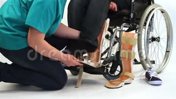 轮椅青年矫形设备视频的预览图
