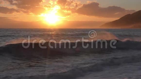 美丽的日落在海边视频的预览图