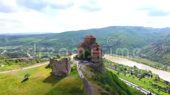 用无人驾驶飞机俯瞰格鲁吉亚姆茨赫塔和斯维蒂茨霍维利大教堂视频的预览图