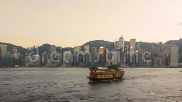 白天到黑夜的时光香港城市景观维多利亚港和灯光交响曲视频的预览图