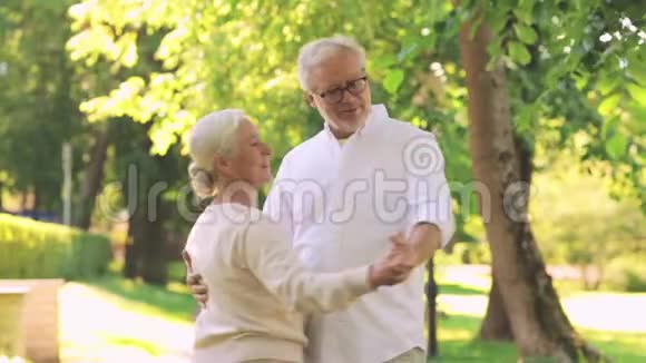 快乐的老两口在夏城公园跳舞视频的预览图