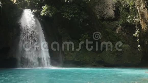 美丽的热带瀑布卡瓦桑瀑布视频的预览图
