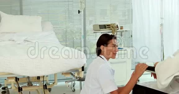 医生和坐轮椅的病人说话视频的预览图