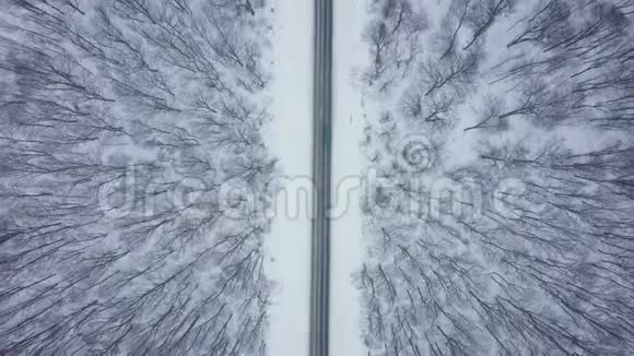 冬季森林环绕的道路上的交通俯视图视频的预览图
