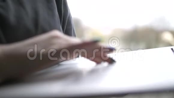 一个拿着笔记本电脑工作的女人的手视频的预览图