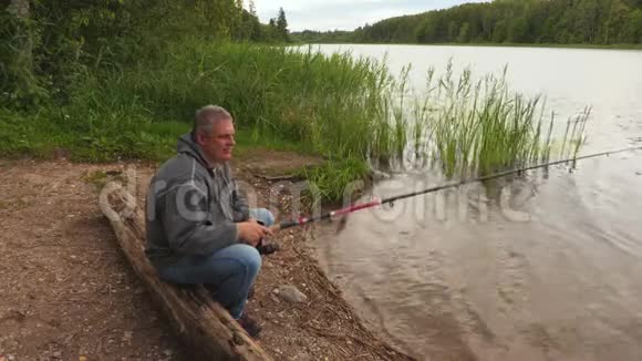 人在湖边钓鱼视频的预览图