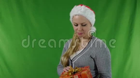 戴着圣诞老人礼帽的年轻女孩视频的预览图