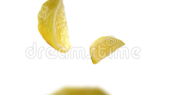 白色背景下的柠檬可循环使用视频的预览图