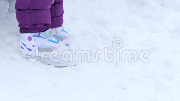 一个小女孩学会在溜冰场上滑冰视频的预览图