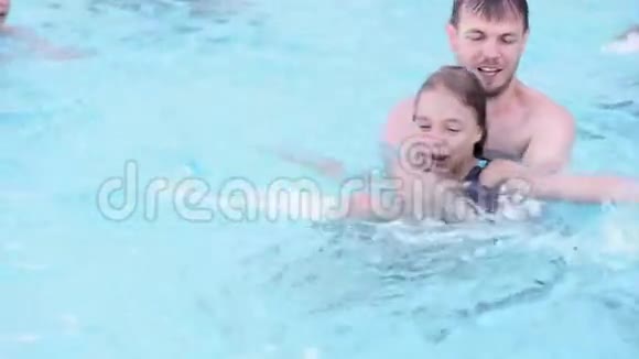 快乐的家庭在游泳池里享受视频的预览图
