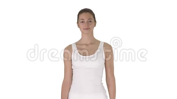 微笑健身女人走在白色的背景上视频的预览图