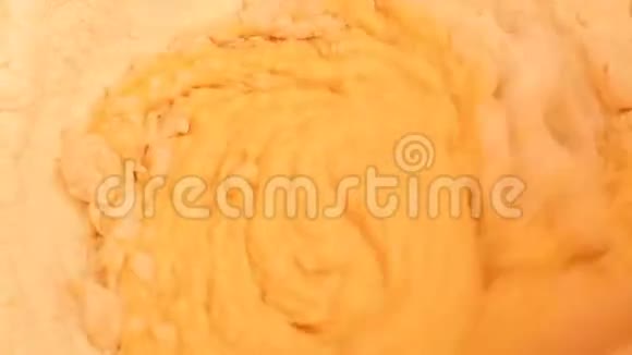 鸡蛋面团面粉和鸡蛋混合视频的预览图
