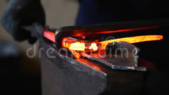 铁匠用炽热的发光金属加工用轻微慢动作弯曲钢视频的预览图