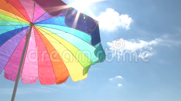 明亮的海滩伞和太阳视频的预览图