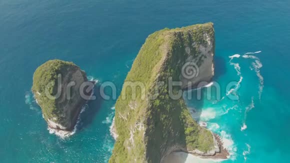 鸟瞰印度尼西亚巴厘NusaPenida岛Kelingking海滩视频的预览图