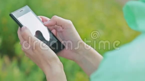 户外使用触摸屏手机的特写女性手视频的预览图