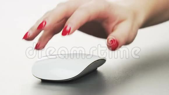 使用电脑鼠标的女人视频的预览图