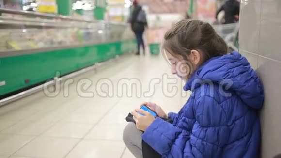女儿和她妈妈正在超市购物小助理小姐视频的预览图