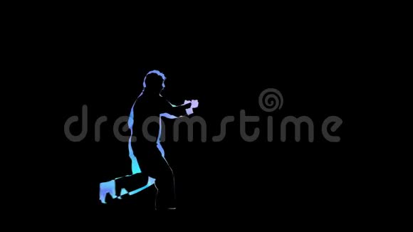 霓虹全息武术男子做踢打黑色背景视频的预览图