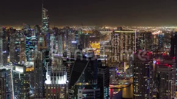 蓝色时刻迪拜码头闪烁的灯光和视频的预览图