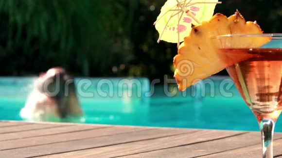 酒店游泳池旁的橙色鸡尾酒视频的预览图