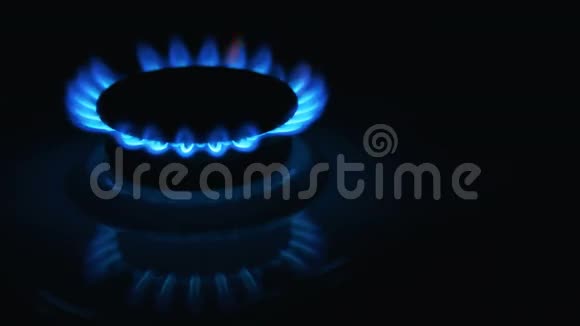 黑暗中的蓝色煤气炉视频的预览图