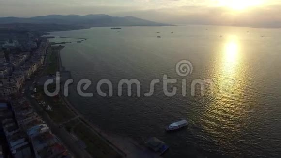 伊兹密尔市中心有海岸线渡轮和集市土耳其城无人机射击视频的预览图
