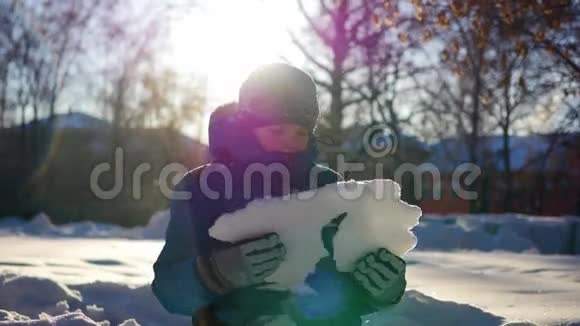 阳光明媚的一天快乐的孩子在冬季公园玩耍视频的预览图