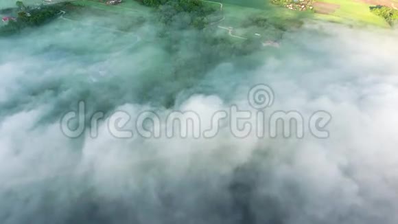 飞在陆地上的雾视频的预览图