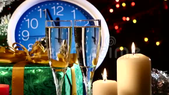 新年前夕的香槟酒杯视频的预览图