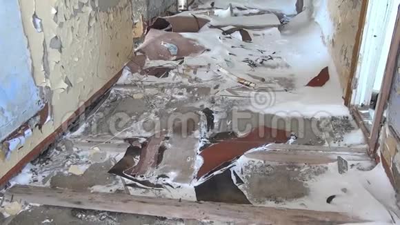 位于俄罗斯北部楚科特卡市煤矿废弃房屋中的房间视频的预览图