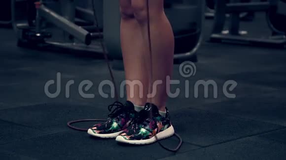 肌肉发达的女人在健身房锻炼举重视频的预览图