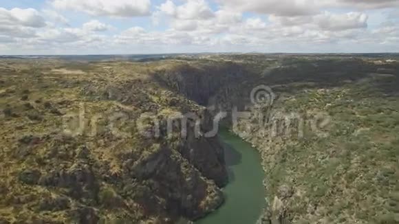 西班牙杜罗河悬崖鸟瞰图视频的预览图